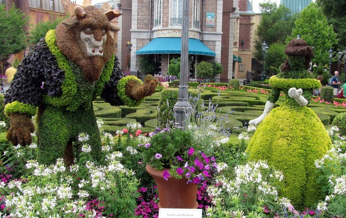 Beauty and the Beast topiary in France