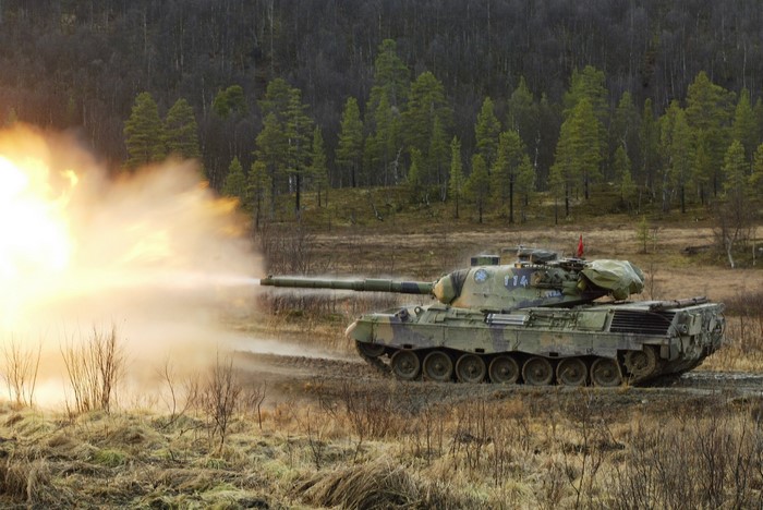 Leopard 2 tank firing a round