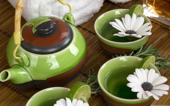 Green Teapot and Cups with Flowers and Lime