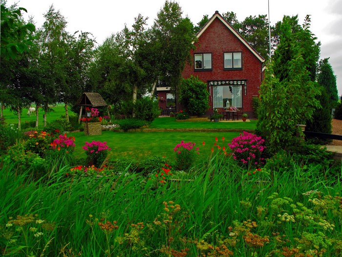 Brick house with a garden and well in Wijdewormer, Netherlands