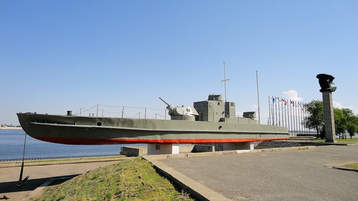 Monumental warship and monument in Volgograd