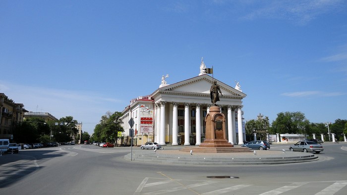 Monument in front of a white building with columns