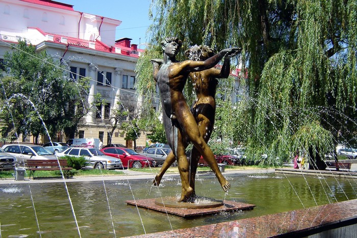 Bronze sculptures of dancing figures in a fountain in Volgograd