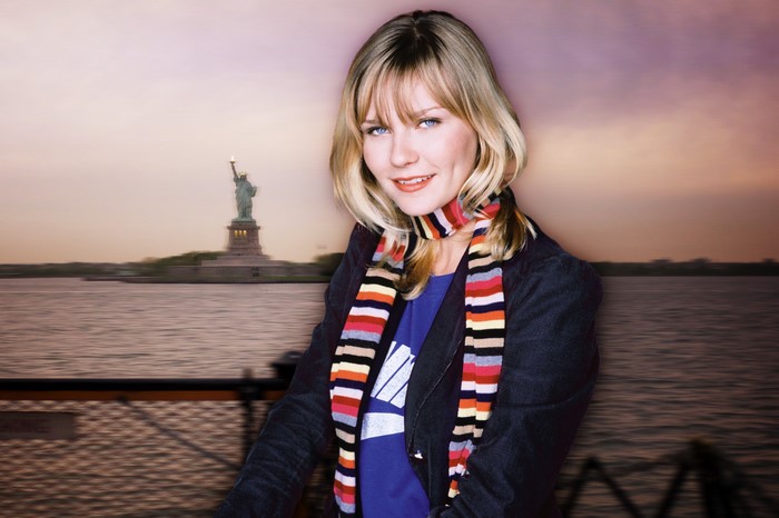 Kirsten Dunst in front of the Statue of Liberty