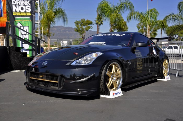 Black Nissan 350Z with gold rims