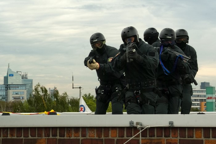 Spezialeinsatzkommando soldiers on a rooftop
