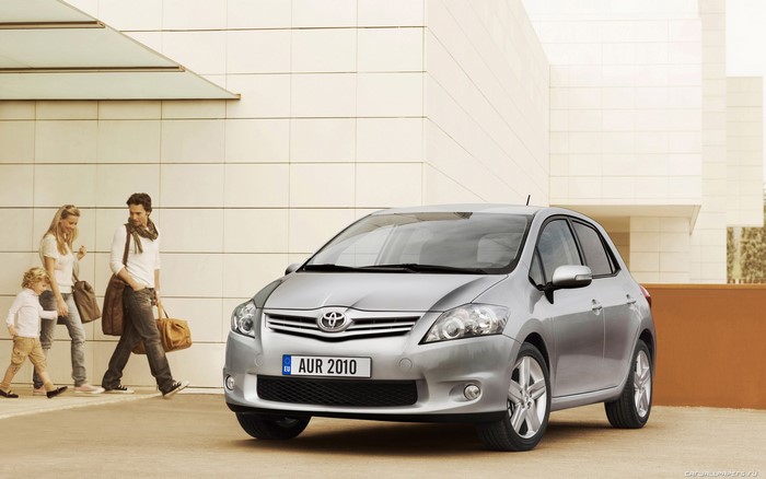Toyota Auris with a family walking