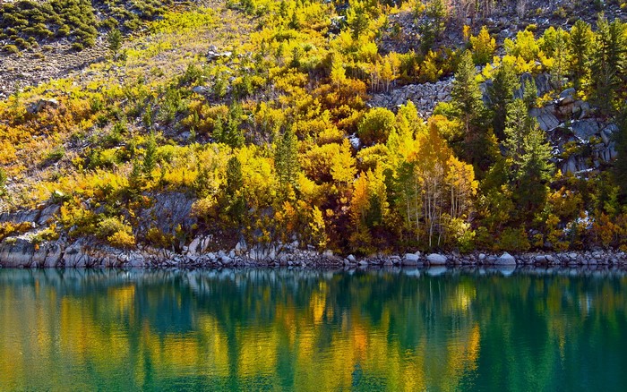 Sabrina Lake in California during Autumn