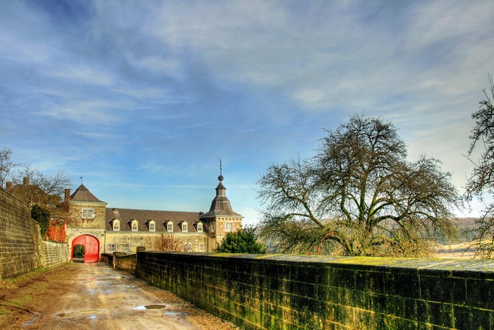 Castle Neercanne entrance with red gate and trees