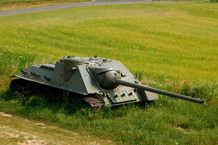 SU-100 tank destroyer in a grassy field