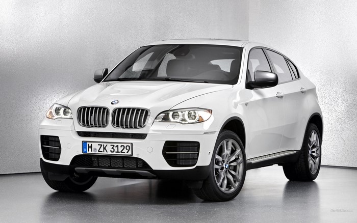 White BMW X6 M