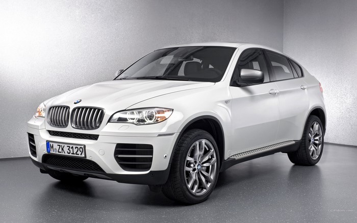 White BMW X6 M