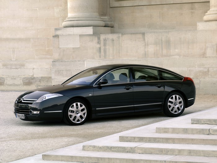 Citroen C6 parked in front of a building