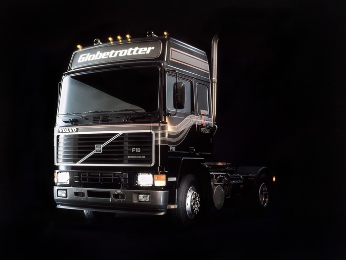 Black Volvo F16 Globetrotter Semi-Truck