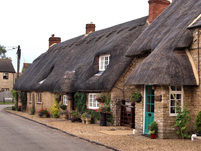 Thatched roof cottages in the United Kingdom