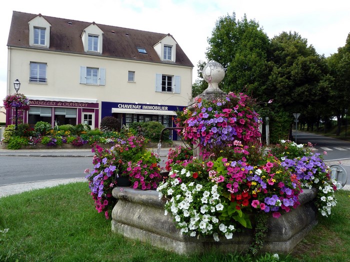 Flower fountain in front of Chavenay Immobilier