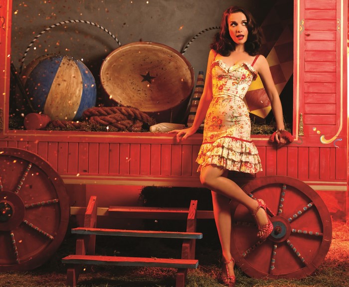 Natalia Oreiro in a circus setting