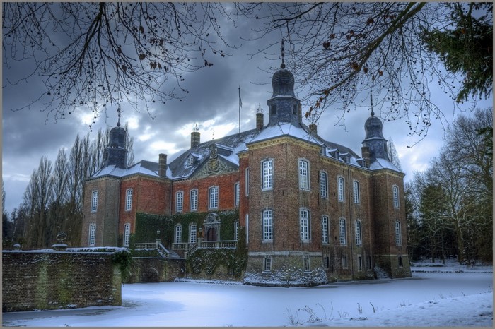 Castle Hillenraad in Swalmen during winter