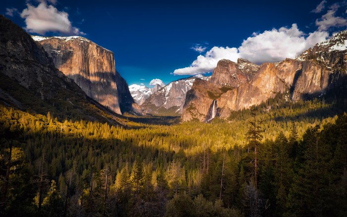 Yosemite Valley with El Capitan and Bridalveil Fall