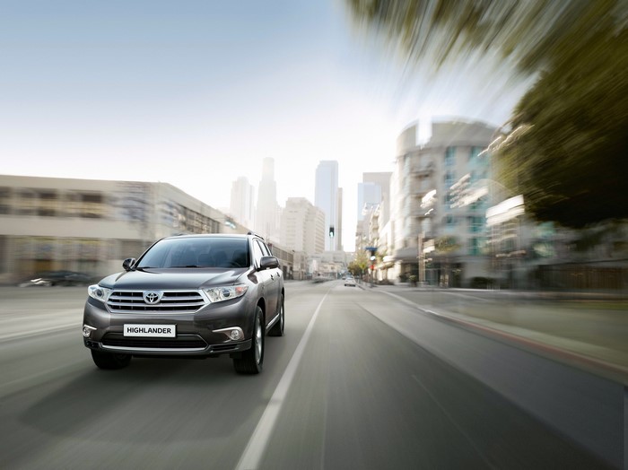 Toyota Highlander driving through city