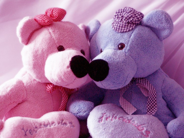 Two teddy bears with hearts