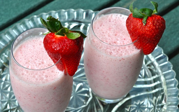 Strawberry Milkshakes with Fresh Strawberries