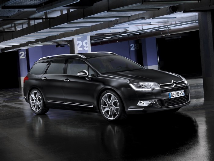 Black Citroen C5 station wagon in a parking garage
