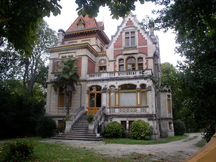 A French mansion with a grand staircase and garden