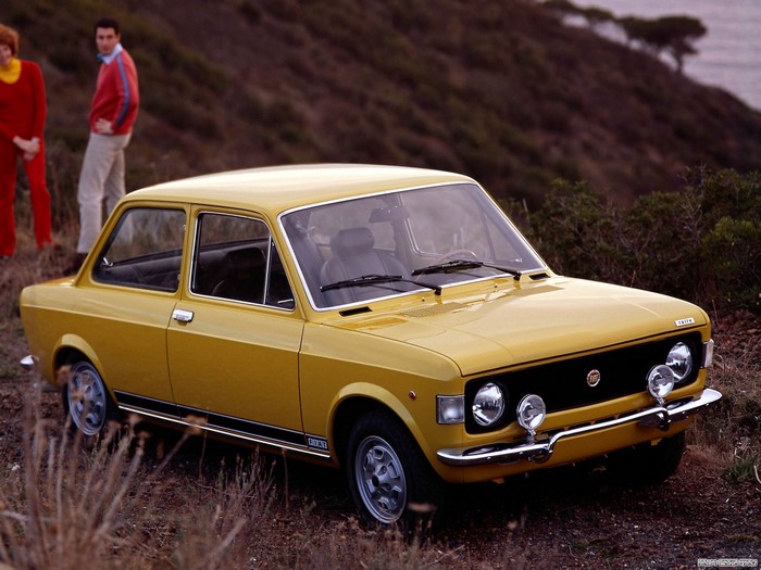 Yellow Fiat 128 Rally with two people