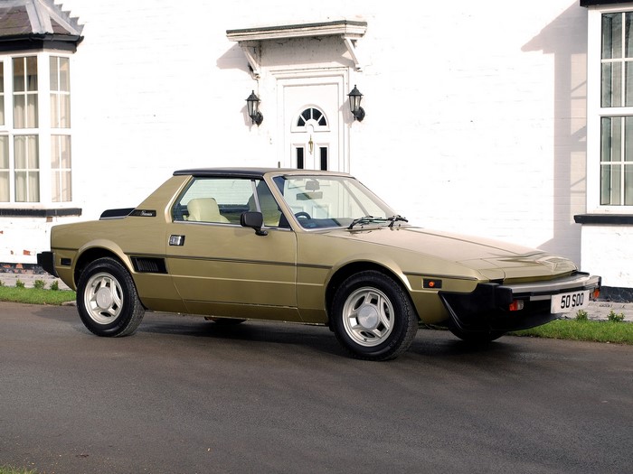 Fiat X1/9 1978 parked in front of a white house