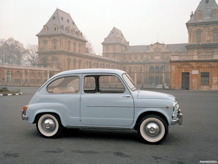 Fiat 600 1955 car in front of a building