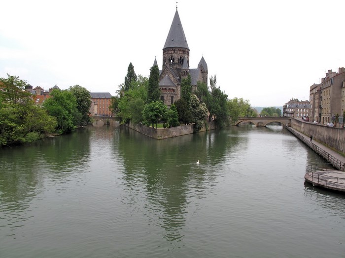 Saint-Étienne-du-Mont church and Moselle river in Metz, France