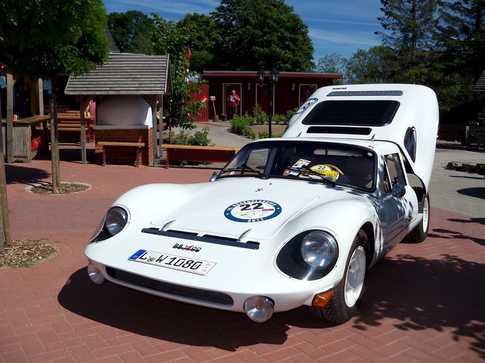 White Melkus RS1000 with camper trailer