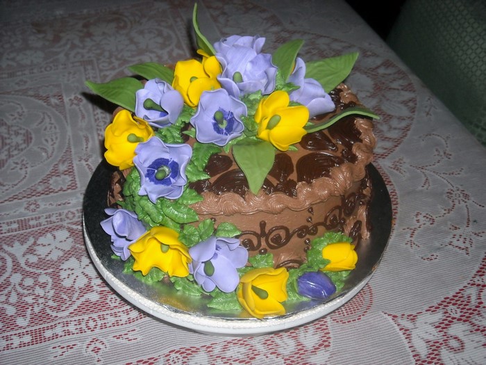 Chocolate cake with fondant flowers