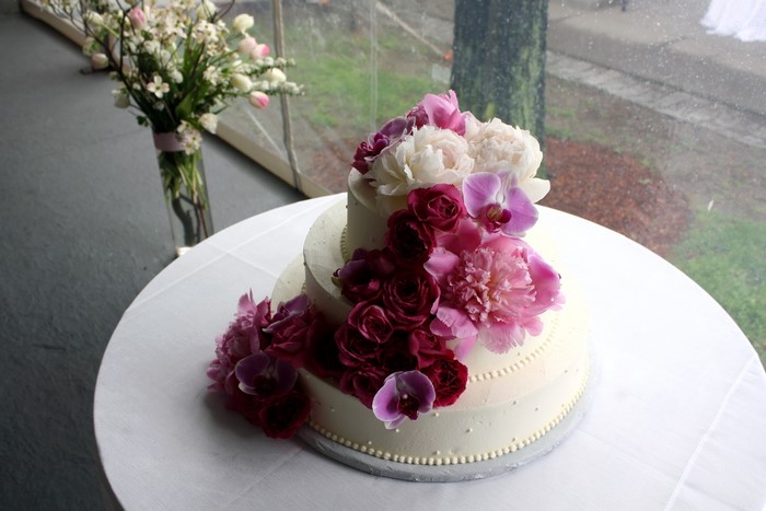 Wedding cake with pink and white flowers