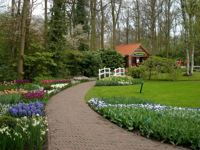 Park with flower beds and a small shop