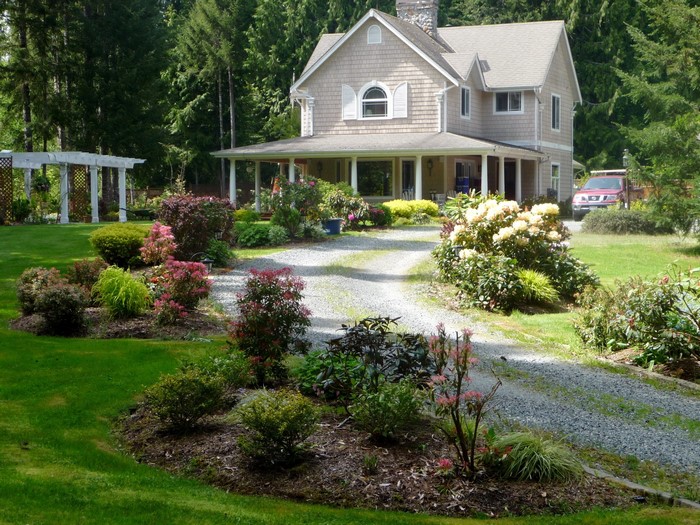 House with a gravel driveway and garden in Oregon, USA