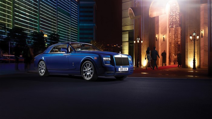 Blue Rolls-Royce Phantom Coupe at a Luxury Hotel Entrance