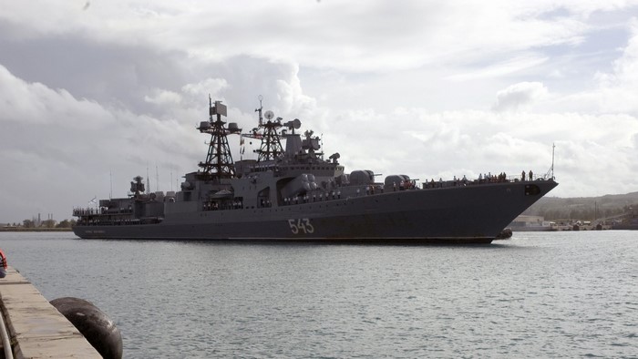 Russian destroyer 543 in a harbor