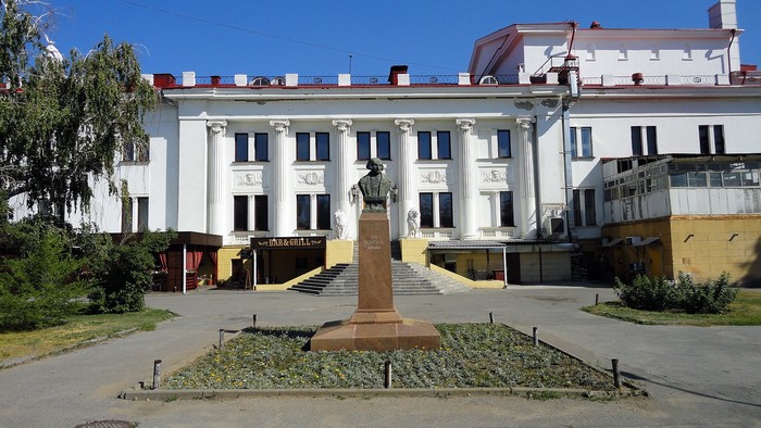 Monument in front of a white building with columns in Volgograd