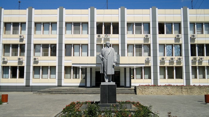 Statue of Lenin in front of a building in Volgograd