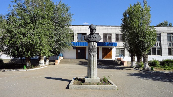 Monument in front of a building in Volgograd