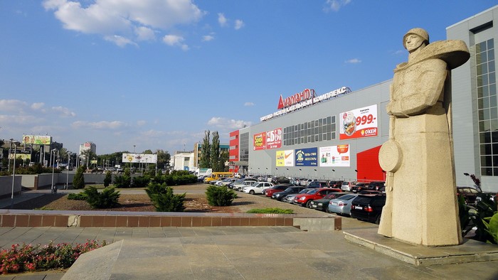 Monument in front of shopping center in Volgograd