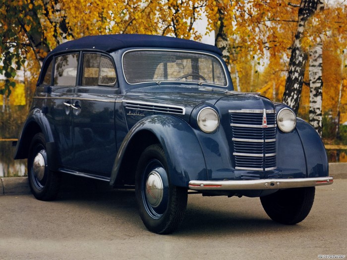 Blue Moskvich 400 car in autumn