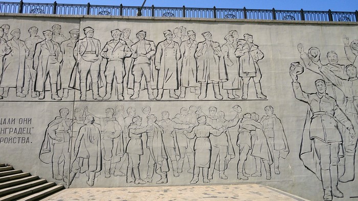 Relief sculpture of people on a wall in Volgograd
