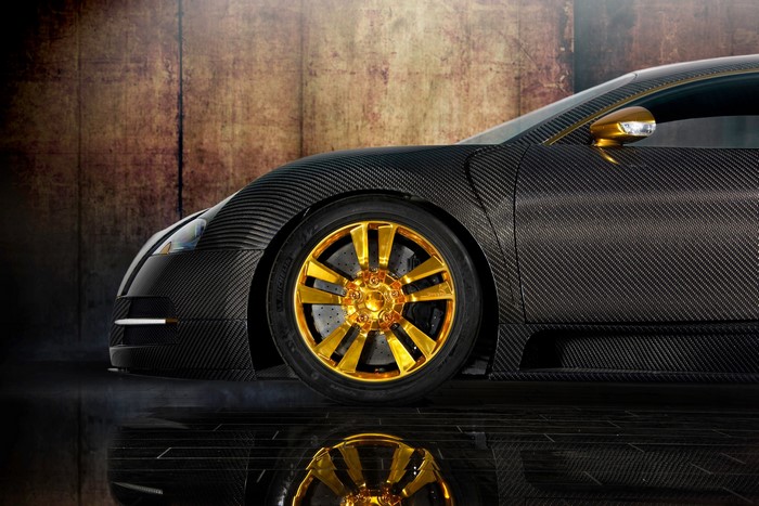 Bugatti Veyron with gold wheels and carbon fiber body
