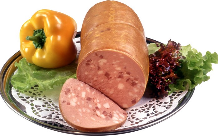Sausage with bell pepper and lettuce on a platter