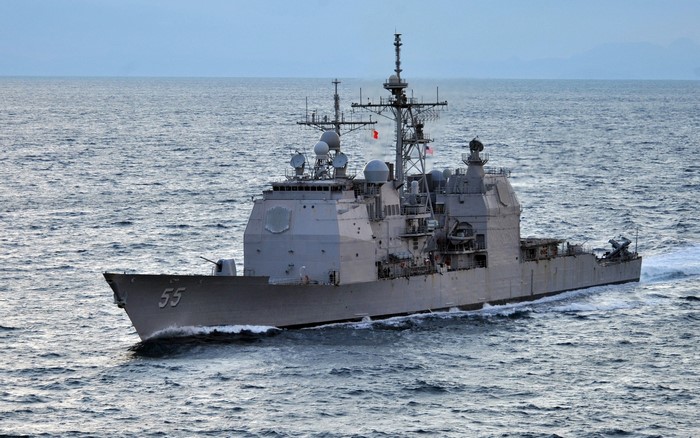 USS Bunker Hill (CG-52) guided-missile cruiser sailing