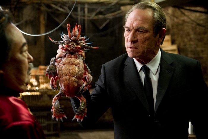 Agent K and alien creature from Men in Black 3