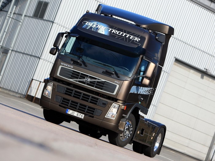 Brown Volvo FM Globetrotter Semi-Truck